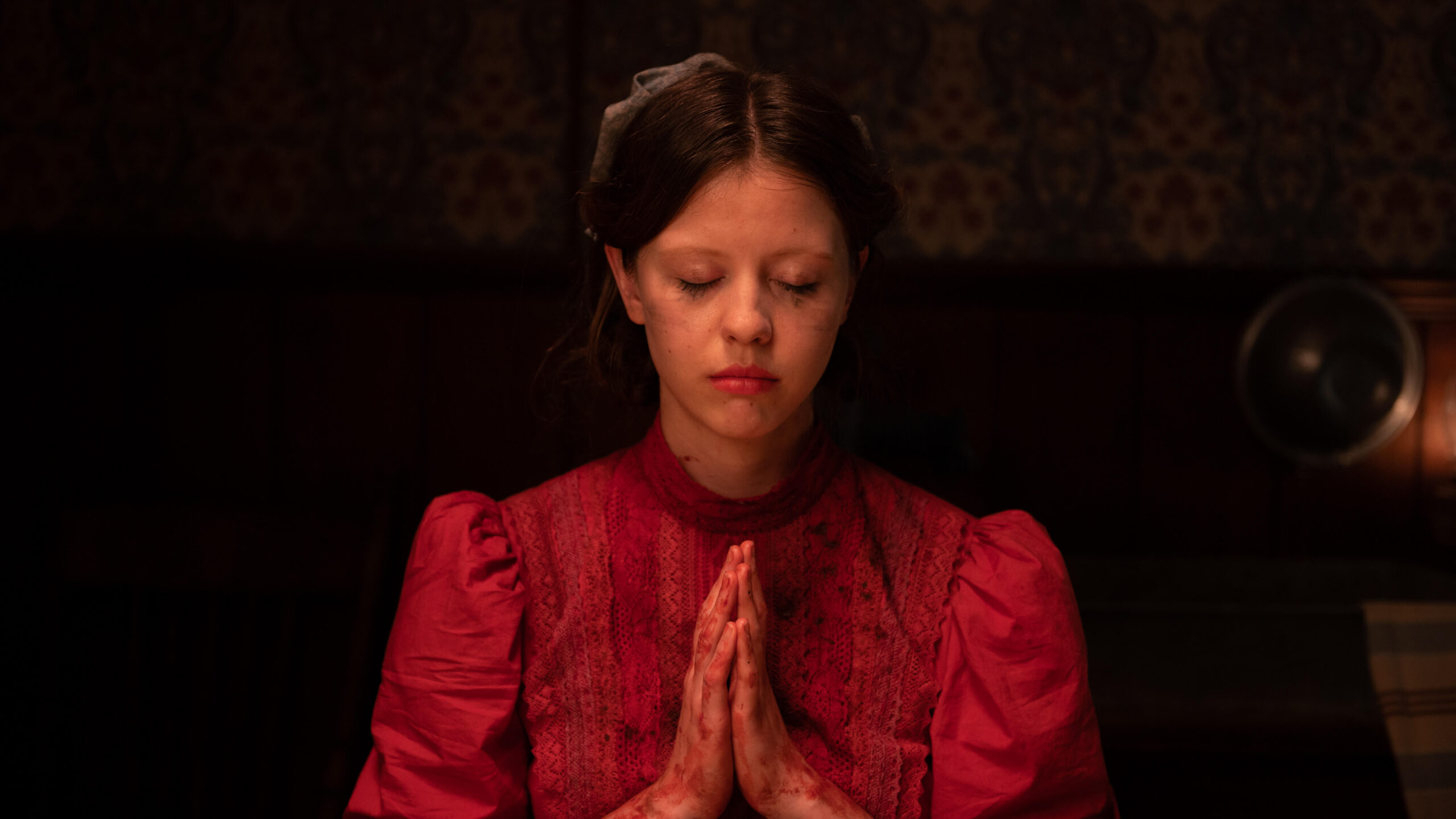 รีวิว Pearl (2022) – ฝันอันบิดเบี้ยวของหญิงสาวผู้โหยหาแสงสปอตไลต์